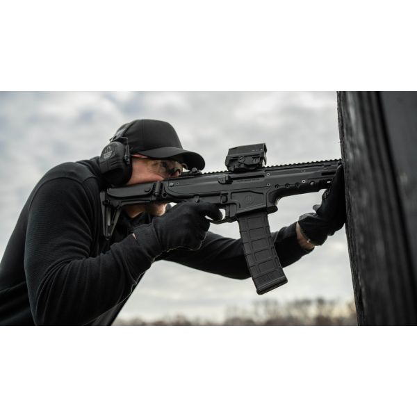pws_uxr_elite_medium_300blk_lifestyle_03